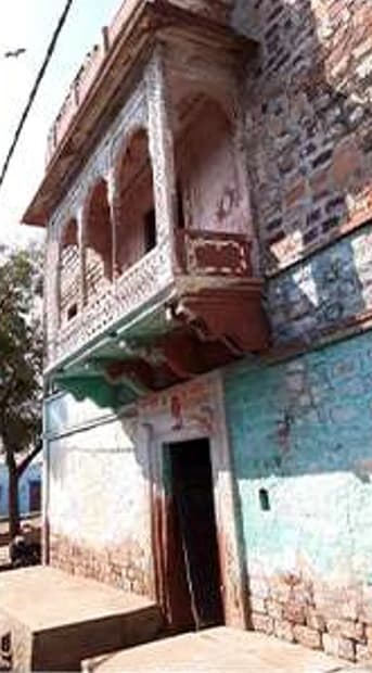 A historic projecting window and carved details on a Jahanpur home